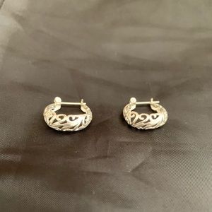 Sterling silver 925 small hoop earrings.
